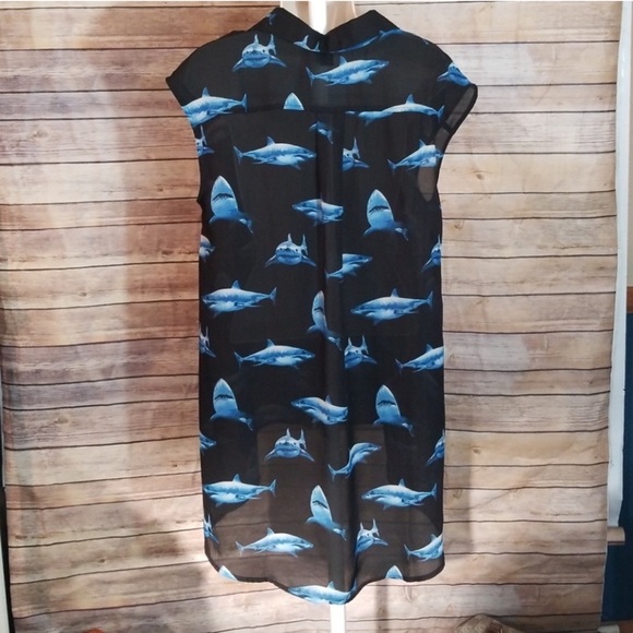 Forever 21 Hi- low shark shirt size small - Picture 3 of 8